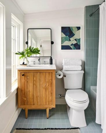 Real Simple Home Loft Vannituba, valged seinad ja puidust tualettlaud